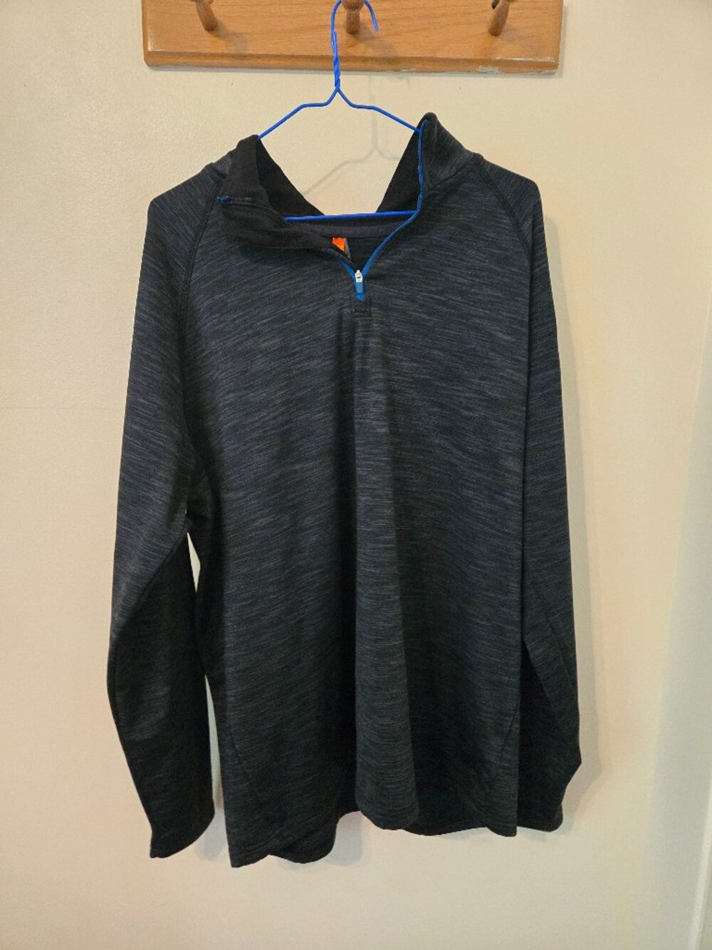 Zakto women's activewear pullover
